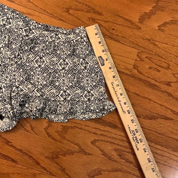 Sadie and Sage extra small geometric design shorts with ruffle hem - Picture 9 of 10